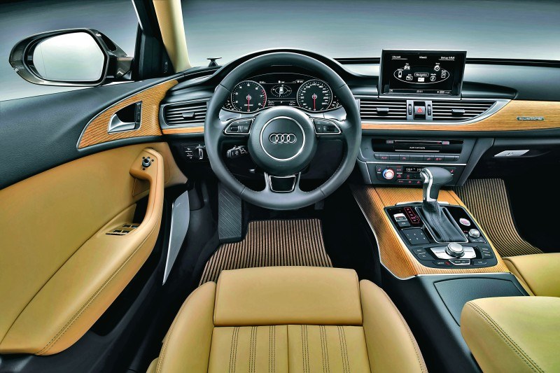 Tu rzeczywiście można poczuć się jak w kabinie luksusowego jachtu. Wszędzie szlachetne materiały - skóra, metal i wstawki z prawdziwego drewna. /Audi