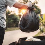 Tu seniorzy są zwolnieni z opłat za wywóz śmieci. Sprawdź, czy twoje miasto jest na liście 