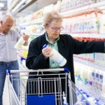 pieniądze Tu seniorzy zapłacą mniej za zakupy spożywcze. Wystarczy tylko 1 dokument