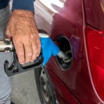 Tu seniorzy zatankują samochód taniej. Zniżka na ten dokument 