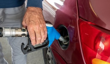 Tu seniorzy zatankują samochód taniej. Zniżka na ten dokument 