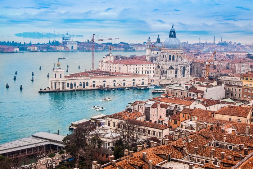 Tu warto wybrać się w lutym. Loty za grosze i najpopularniejszy karnawał w Europie