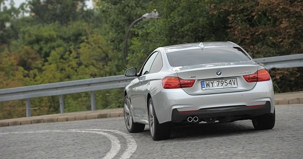 Tu znaczki mówią wszystko. Ale auto można też zamówić bez oznaczeń. Wtedy tylko podwójna końcówka wydechu zdradza, że nie jest to żadna bazowa odmiana. /Motor