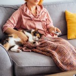 Tulisz się do kota, gdy jesteś zestresowany? Może ci to zaszkodzić 