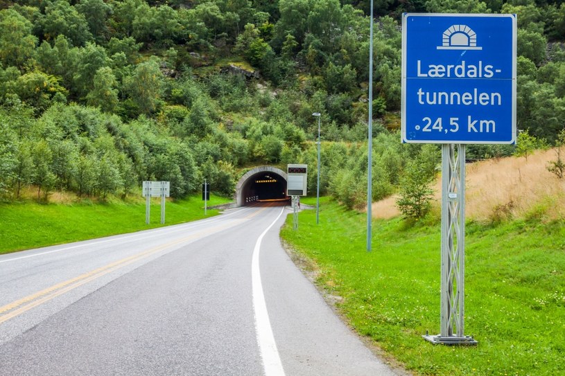 Tunel Lærdal składa się z czterech sześciokilometrowych sekcji przedzielonych trzema jaskiniami /123RF/PICSEL