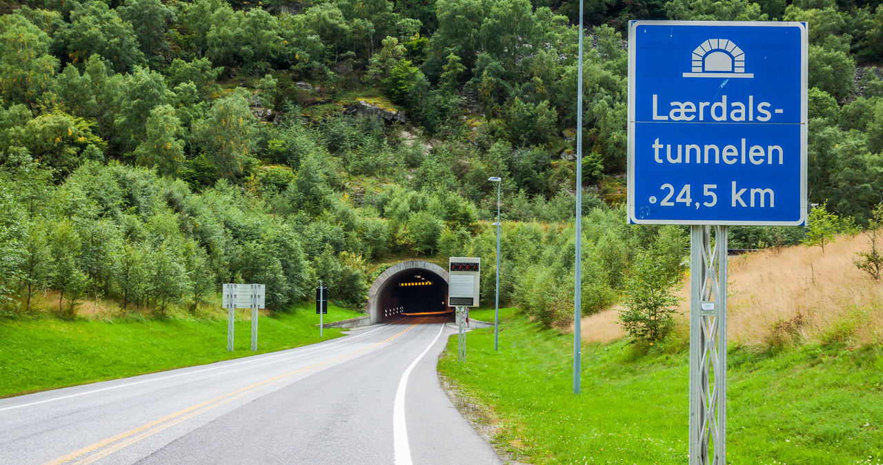 Tunel Lærdal składa się z czterech sześciokilometrowych sekcji przedzielonych trzema jaskiniami /123RF/PICSEL