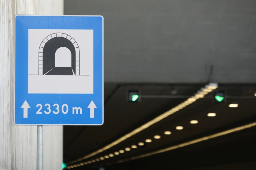 Tunel ma 2330 m długości /Tomasz Jastrzębowski /Reporter