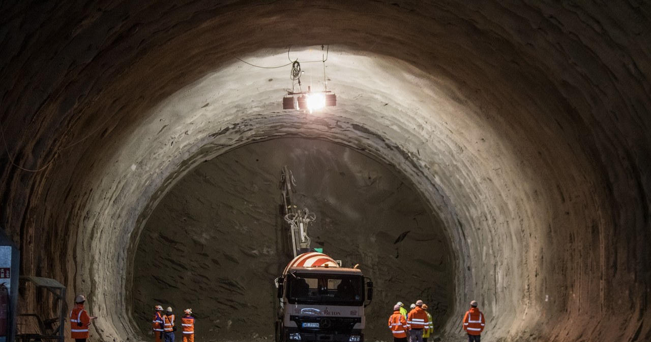 Tunel na budowie Zakopianki ma mieć ponad 2 km i składał się będzie z dwóch nitek /Jan Graczyński /East News