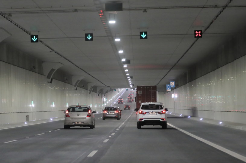 Tunel na Ursynowie to najdłuższy tunel w Polsce. Miał być gotowy w sierpniu, otwarto go 20 grudnia 2021 roku / 	Paweł Supernak   /PAP