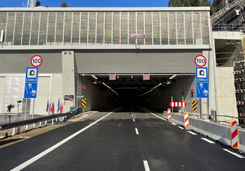 Tunel na Zakopiance jest objęty systemem odcinkowego pomiaru prędkości, który zanotował już 16 tys. wykroczeń /Marek Wicher    /INTERIA.PL