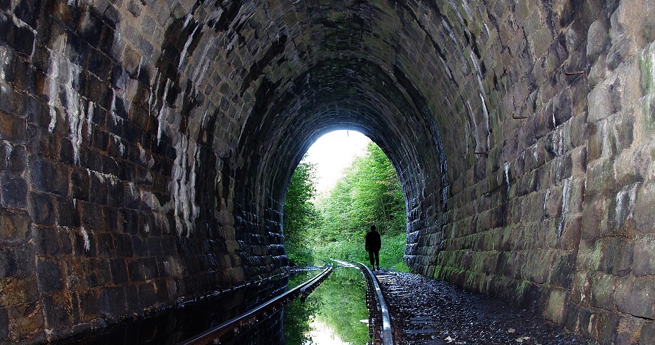 Tunel pod Przełęczą Kowarską /Paweł Opioła/CC BY-SA 4.0 (https://creativecommons.org/licenses/by-sa/4.0/deed.en) /Wikimedia