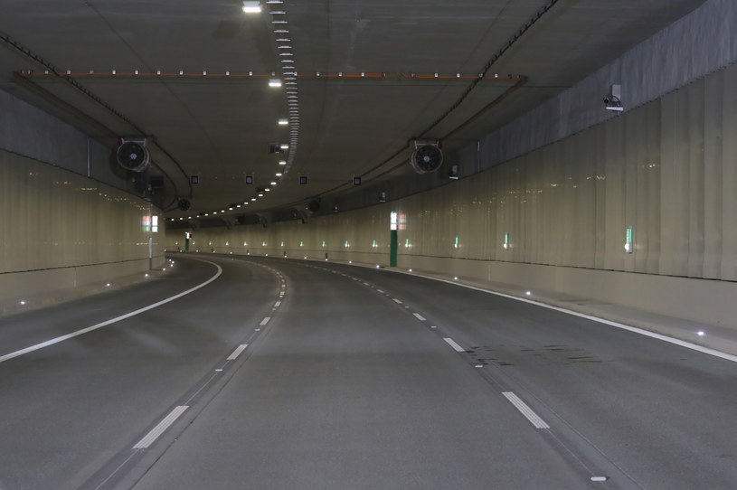 Tunel pod Ursynem z kilkumiesięcznym opóźnieniem został oddany do użytku / 	Paweł Supernak   /PAP