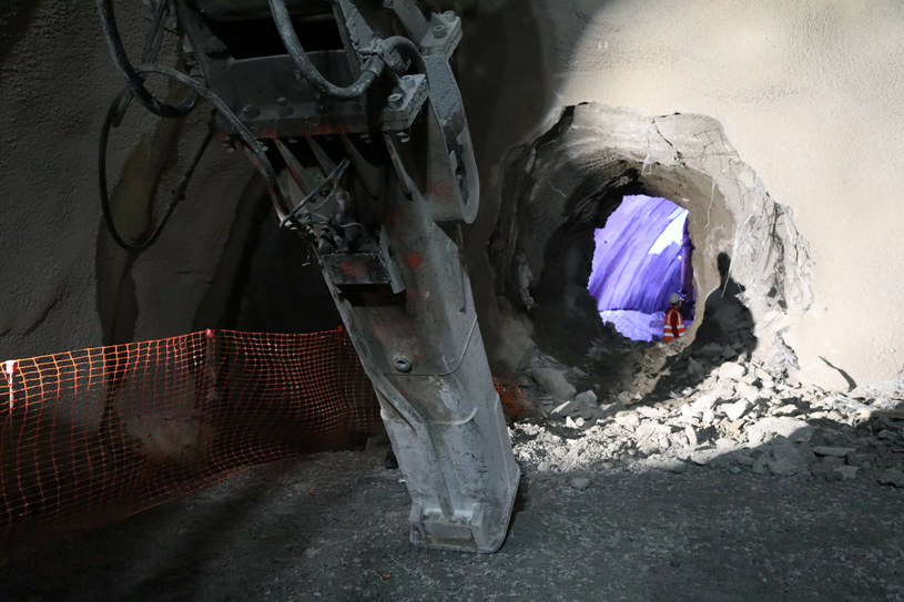 Tunel z wielką pompą, w obecności wielu oficjeli, przebito w październiku 2019 roku. Minęły ponad dwa lata i tunel wciąż jest w budowie /Jan Graczyński /East News