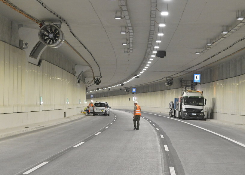 Tunel zostanie oddany do użytku 22 grudnia 2021 roku. /MAREK KUDELSKI/AGENCJA SE /