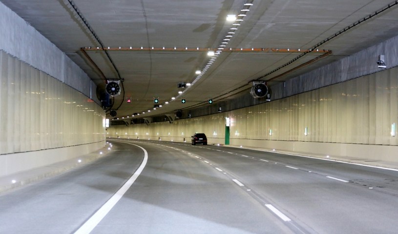Tunelem na S2 w Warszawie więcej aut jedzie w kierunku Terespola. W obu kierunkach w miesiąc przejechało nim 1,2 mln pojazdów. / Jakub Kamiński    /East News