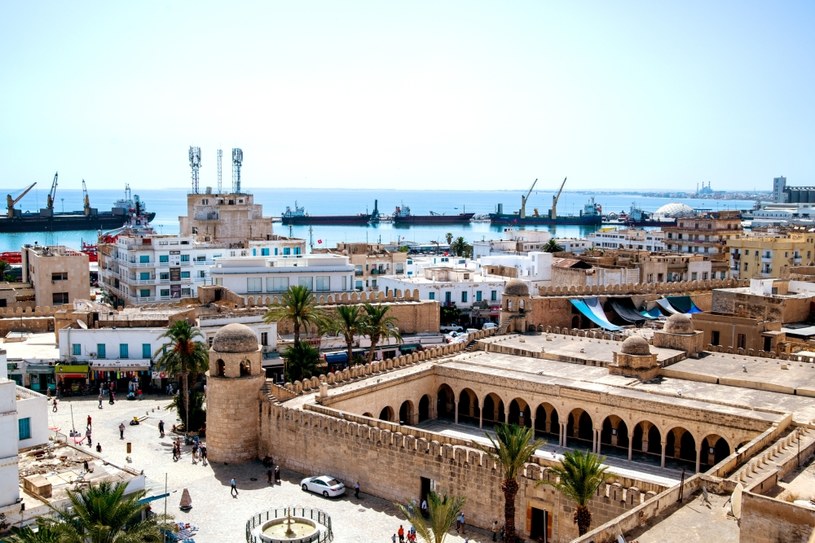 Tunezja deklaruje starania o przyjęcie do BRICS. Na zdj. meczet w Medina Sousse (Susa) - mieście portowym we wschodniej Tunezji /123RF/PICSEL