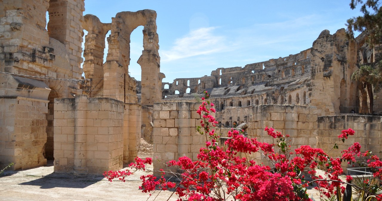 Tunezja zachwyca licznymi zabytkami. Wartym zobaczenia jest między innymi amfiteatr El Jem, który był tłem filmowym dla takich produkcji jak "Gladiator" czy "Troja" /East News