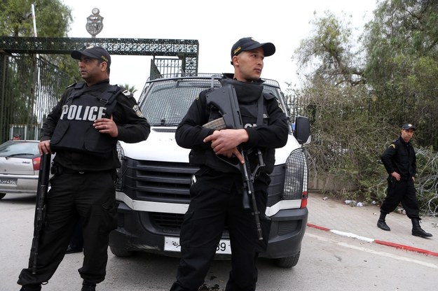 Tunezyjscy policjanci przed budynkiem Muzeum Bardo /MOHAMED MESSARA /PAP/EPA
