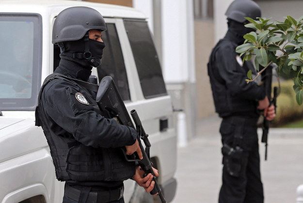 Tunezyjscy policjanci w Tunisie /MOHAMED MESSARA /PAP/EPA