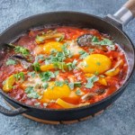 Tunezyjska szakszuka to najlepsze śniadanie na mroźne dni. Syci i rozgrzewa na długo