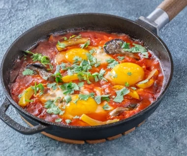 Tunezyjska szakszuka to najlepsze śniadanie na mroźne dni. Syci i rozgrzewa na długo