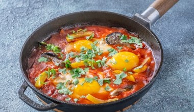 Tunezyjska szakszuka to najlepsze śniadanie na mroźne dni. Syci i rozgrzewa na długo