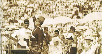 Tunku Abdul Rahman wykrzykujący słowo "merdeka" z podniesioną ręką /Wikipedia
