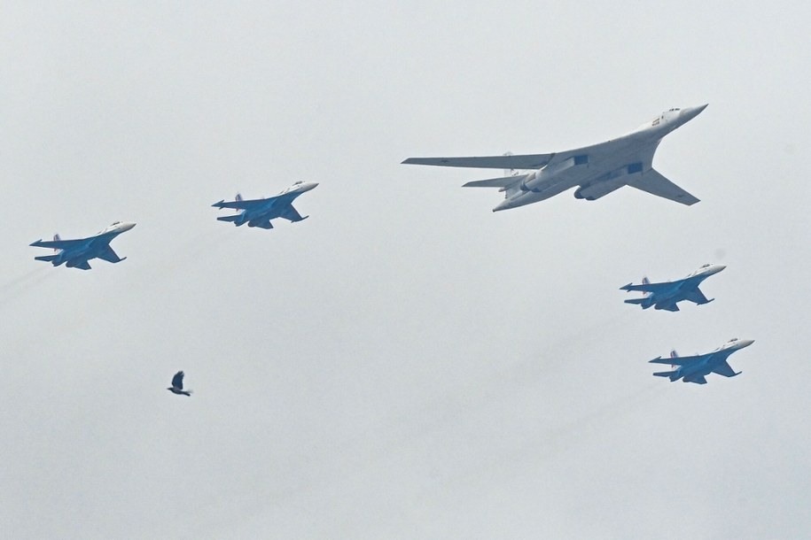 Tupolew Tu-160 w eskorcie myśliwców /KIRILL KUDRYAVTSEV/AFP/East News /East News