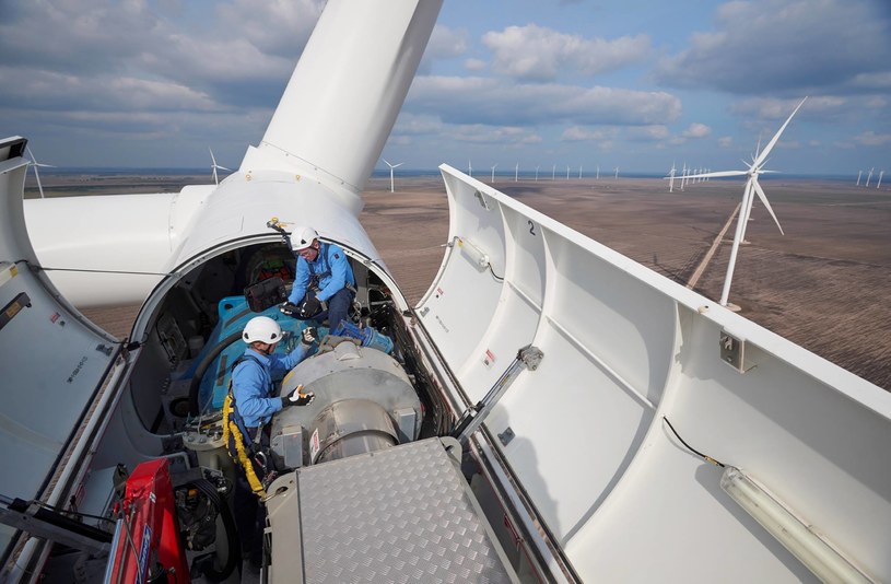 Turbines at the Los Vientos farm in South Texas generate 900 MW of power / Duke Energy / Facebook