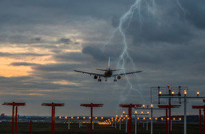Turbulencje w samolotach mogą stać się coraz częstsze i silniejsze. Winne są…