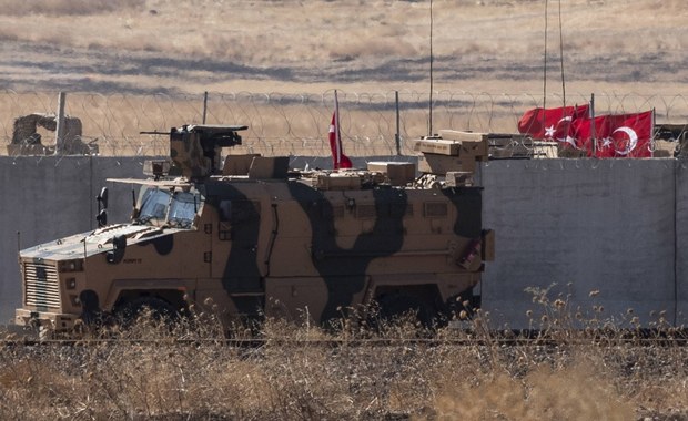 Turcja gromadzi wojska i broń przy granicy z Syrią
