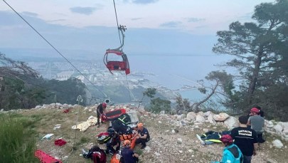 Turcja: Pasażerowie kolejki liniowej wypadli z wagonika