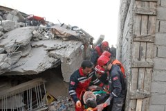 Turcja: Ratownicy przeszukują gruzy zawalonych budynków