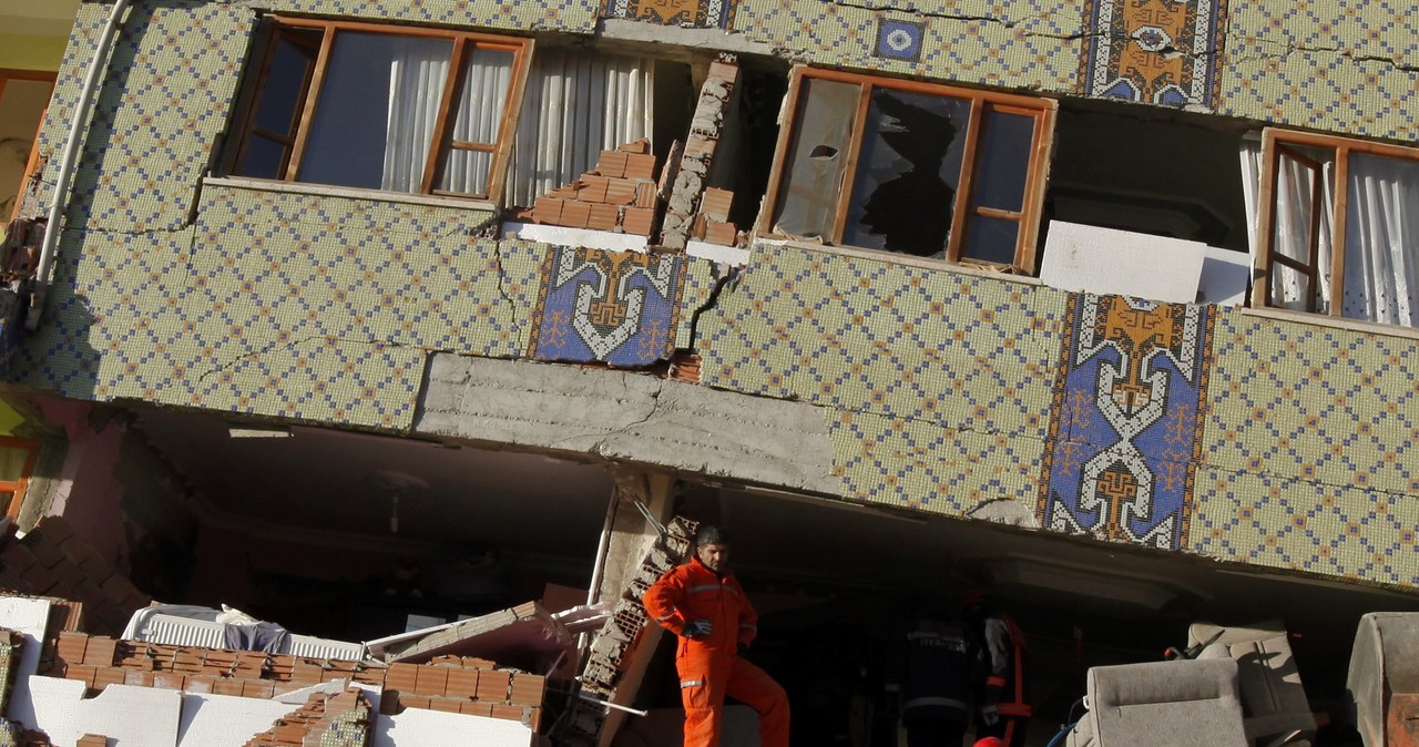 Turcja: Ratownicy przeszukują gruzy zawalonych budynków