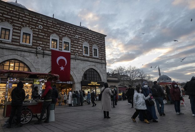 Turcja: Śledztwo w sprawie powiązań 555 urzędników Stambułu z organizacjami terrorystycznymi /ERDEM SAHIN /PAP/EPA