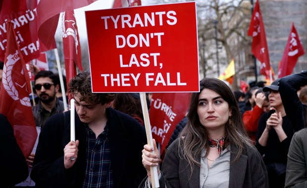 Turcja w ogniu protestów: Tysiące na ulicach w obronie demokracji