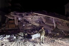 Turcja: Walka z czasem na gruzach zawalonych budynków