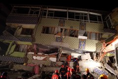 Turcja: Walka z czasem na gruzach zawalonych budynków