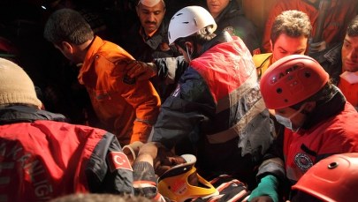 Turcja: Walka z czasem na gruzach zawalonych budynków