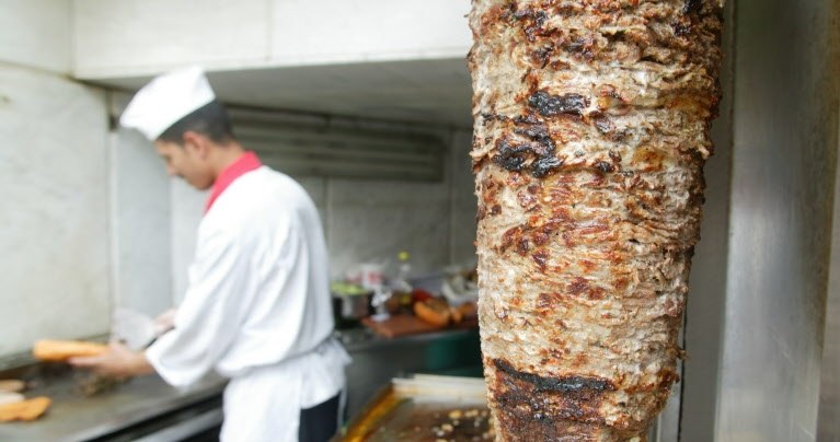 Turcja wnioskuje do Komisji Europejskiej o ochronę tradycyjnego kebabu. Czy kebaby wegetariańskie lub z kurczaka czeka zmiana nazwy? /Pascal Deloche/Godong/Photononstop /AFP