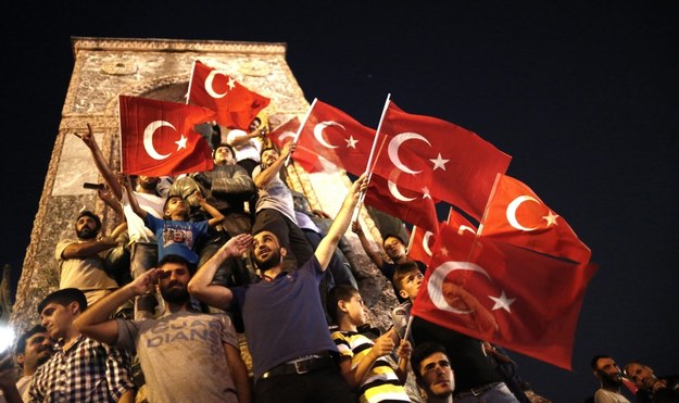 Turcy na ulicach świętują koniec zamachu stanu /SEDAT SUNA /PAP/EPA
