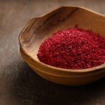 Turcy uwielbiają tę szkarłatną przyprawę, my raczej omijamy. Dla wątroby jest jak miód, pomaga trawić i obniżyć cukier