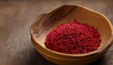 Turcy uwielbiają tę szkarłatną przyprawę, my raczej omijamy. Dla wątroby jest jak miód, pomaga trawić i obniżyć cukier