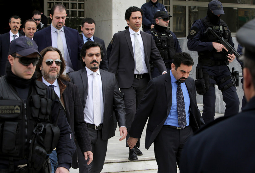 Tureccy wojskowi opuszczają budynek sądu w Atenach /AFP