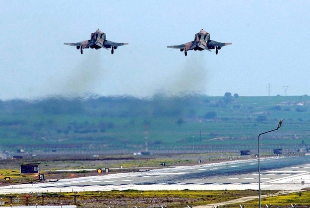 Turcja: Poderwano myśliwce po starciach z ISIS na granicy z Syrią