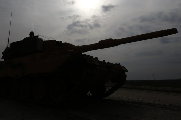 Turecka armia poinformowała, że do tej pory w rejonie Afrinu uderzyła w 153 cele kurdyjskie. /SEDAT SUNA /PAP/EPA