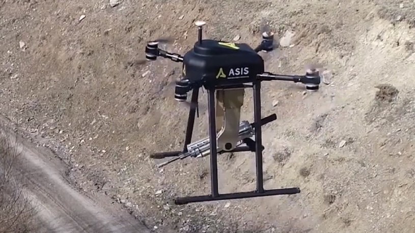 Turecka armia pokazała atak na wroga za pomocą drona z karabinem maszynowym /Geekweek