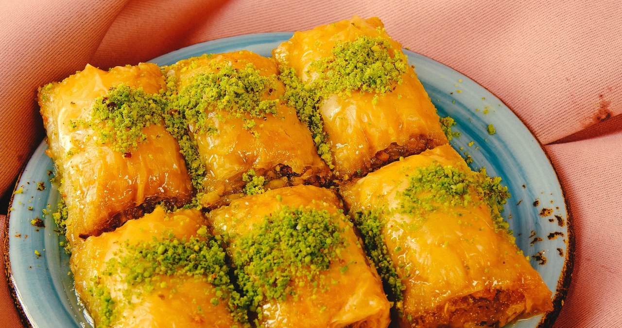 Turecka baklawa to słodki i sycący deser z dodatkiem pistacji /utkudemirsoy /123RF/PICSEL