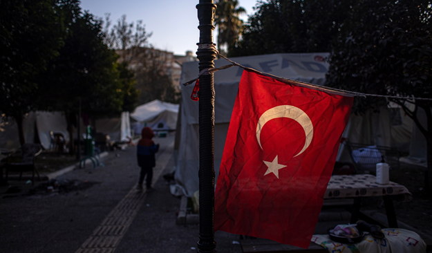 Turecka flaga wisząca w miasteczku namiotowym na terenie prowincji Hatay /Martin Divisek /PAP/EPA