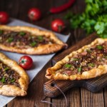 Turecka pizza to niebo w gębie. Z mięsnym farszem smakuje najlepiej